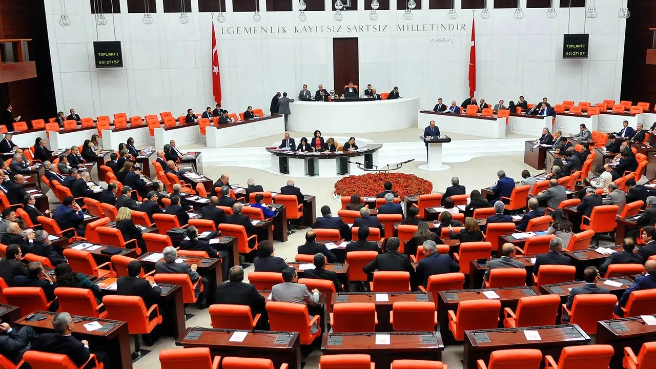 Üç meslek grubuna yeşil pasaport yolda! Kanun teklifi Meclis'e sunuldu