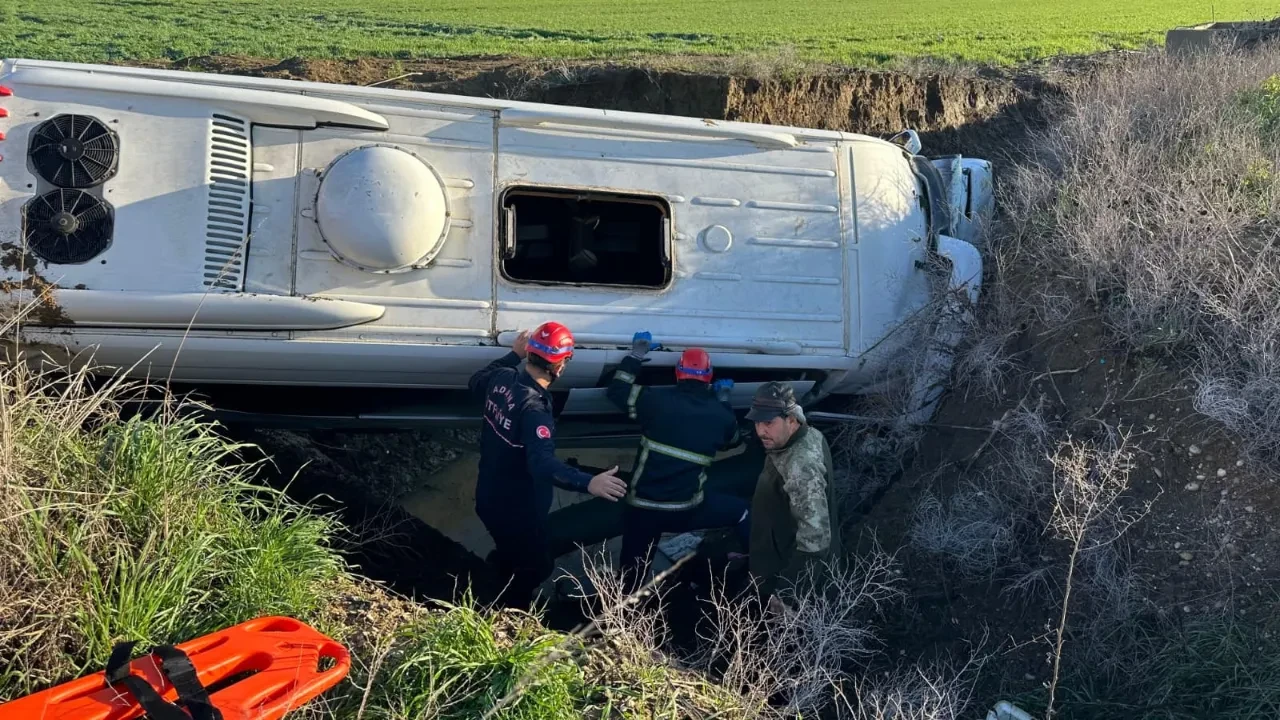 Adana'da feci kaza! Öğrenci servisi dereye uçtu: Çok sayıda yaralı var 