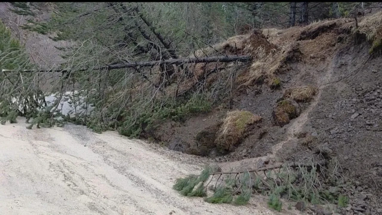 Amasya'da heyelan! Yol kapandı, bölge halkı tedirgin