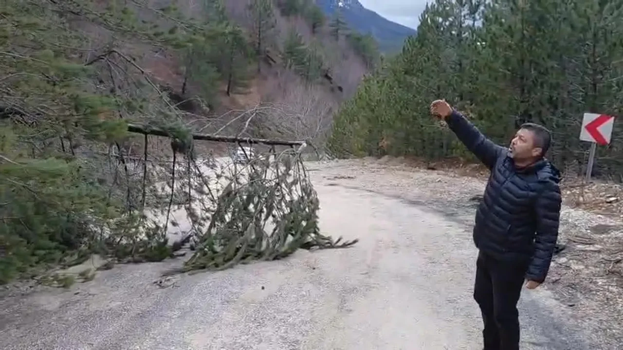 Amasya'da heyelan! Yol kapandı, bölge halkı tedirgin