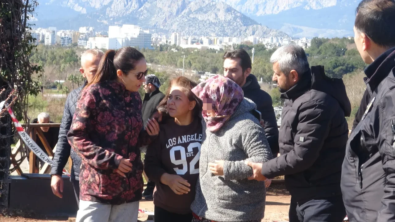 Antalya'da falezlerde can pazarlığı! Ağır otizmli oğlunun Ordu'ya sevk edilmesini kabullenemedi: "Neden benim çocuğum sığmıyor?"