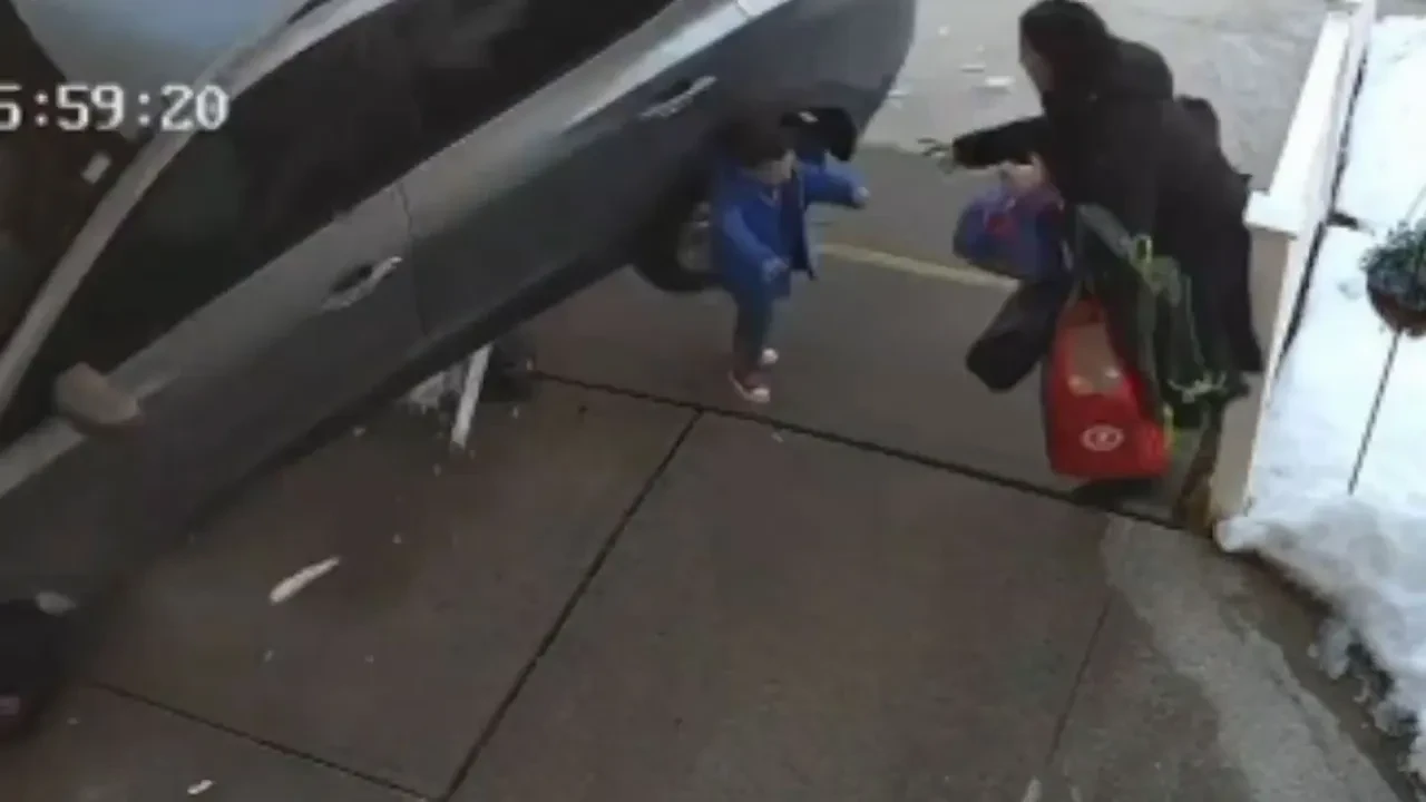 Biçilmeye ramak kala! Sarhoş sürücü anaokulu önünde anne ve çocuklara çarptı