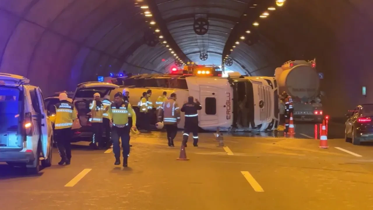 Çatalca Tüneli'nde tanker devrildi! Ekipler olay yerine sevk edildi