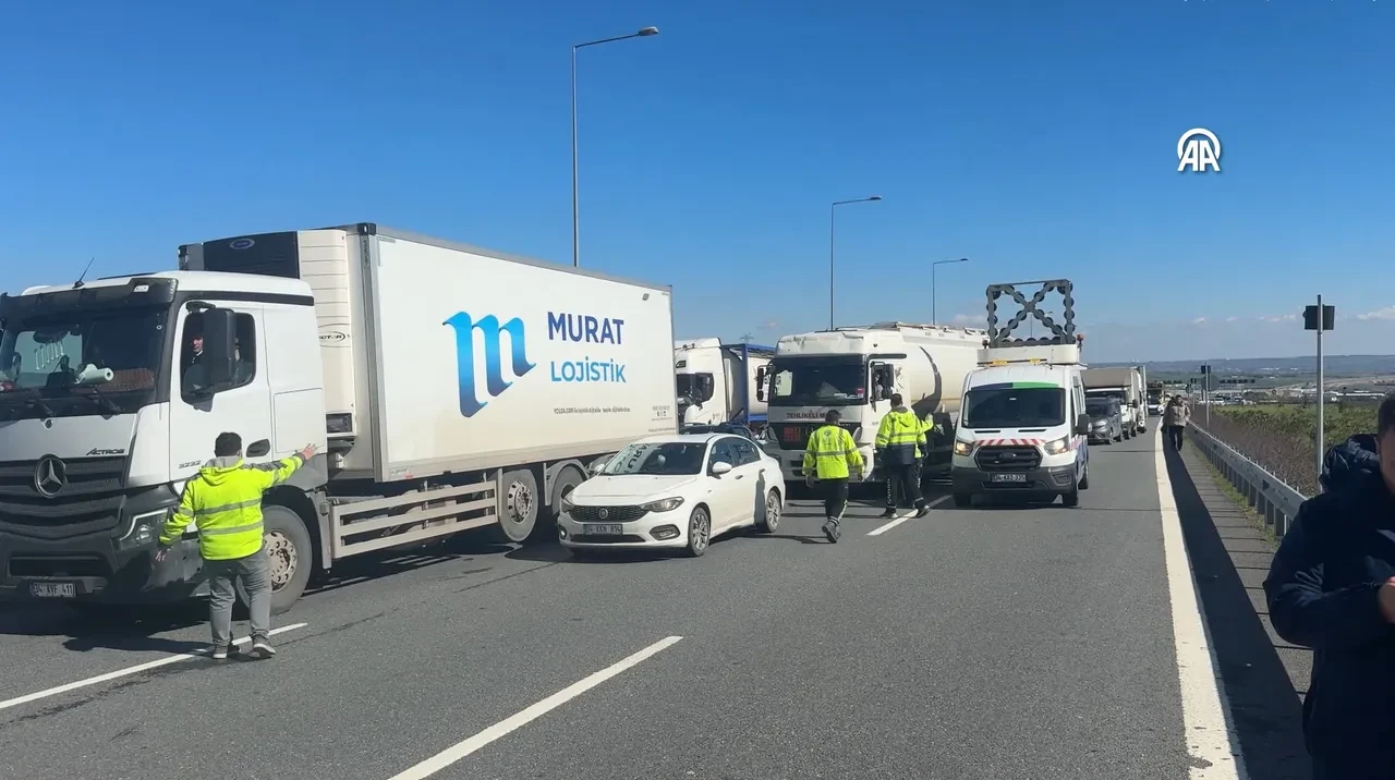 Çatalca Tüneli'nde tanker devrildi! Ekipler olay yerine sevk edildi