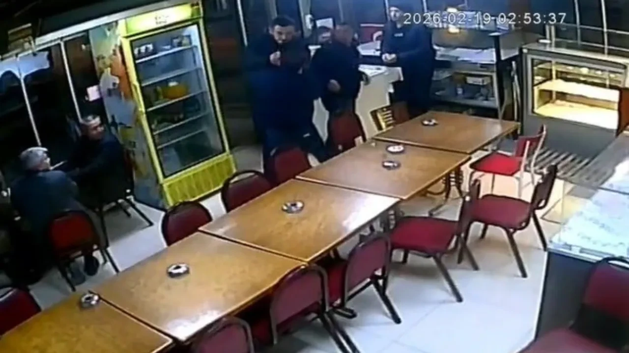 Çay ocağında bıçaklı saldırı anı kamerada