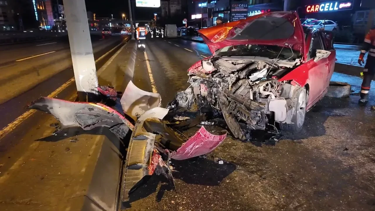 E-5’te giden araç yan yola uçtu! Kazazedelerin yakınları ortalığı birbirine kattı