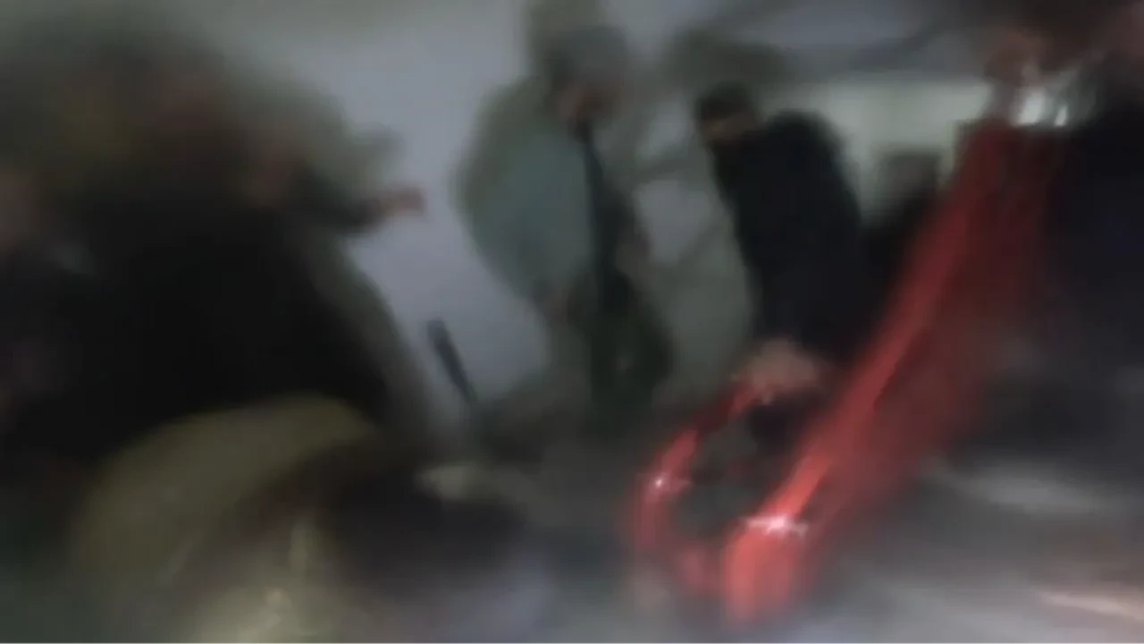 Evde çıkan yangın apartmanı dumana boğdu! O anlar kask kamerasında