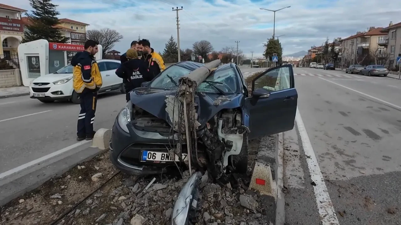 Feci kazada ölümden döndü! Aydınlatma diğeri otomobilin üzerine devrildi