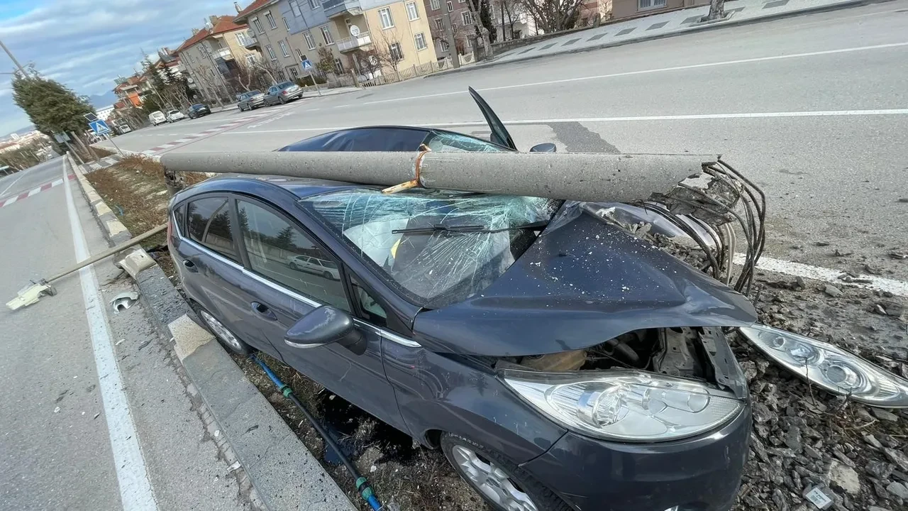 Feci kazada ölümden döndü! Aydınlatma diğeri otomobilin üzerine devrildi