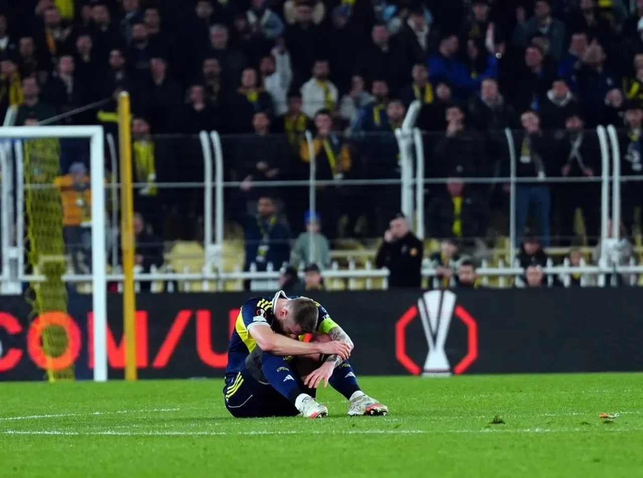 Fenerbahçe UEFA Avrupa Ligi son 16 play-off turu ilk maçında Nottingham Forest'e farklı yenildi