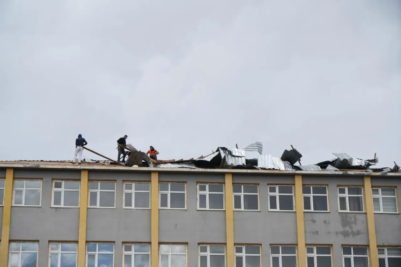 Fırtına okul çatısını uçurdu! Faciadan kıl payı dönüldü, eğitime 2 gün ara verildi