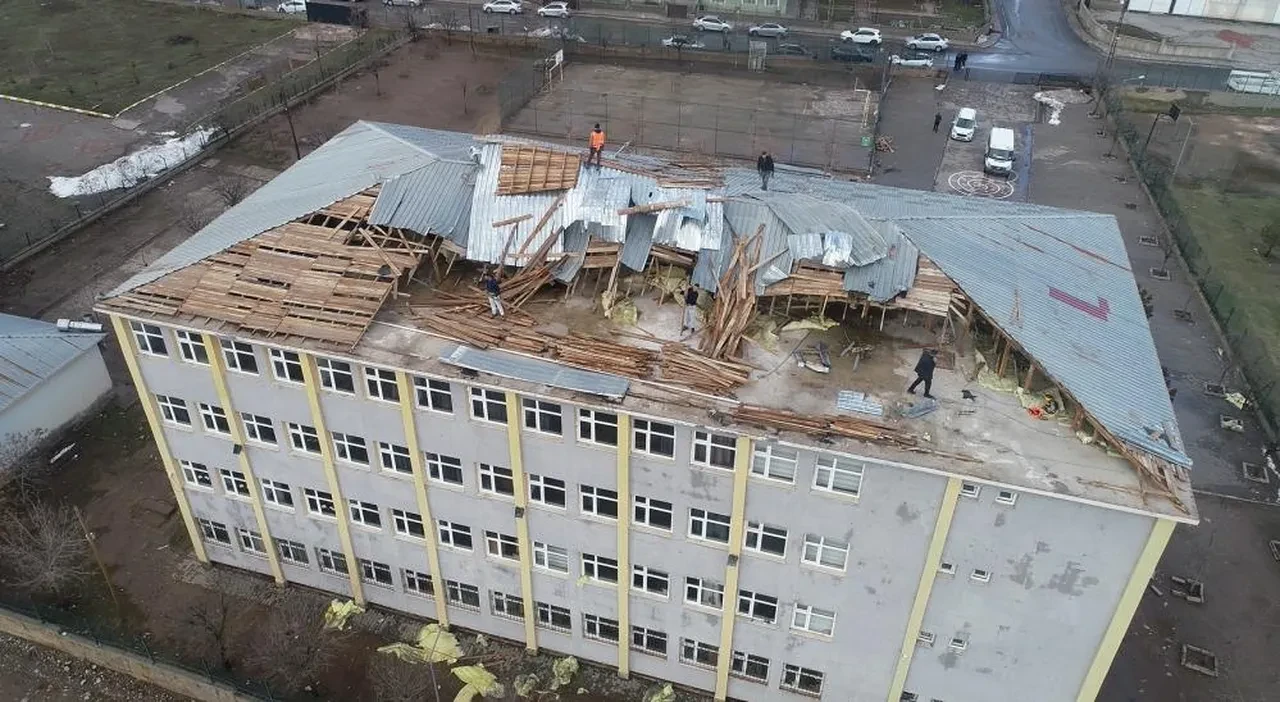 Fırtına okul çatısını uçurdu! Faciadan kıl payı dönüldü, eğitime 2 gün ara verildi