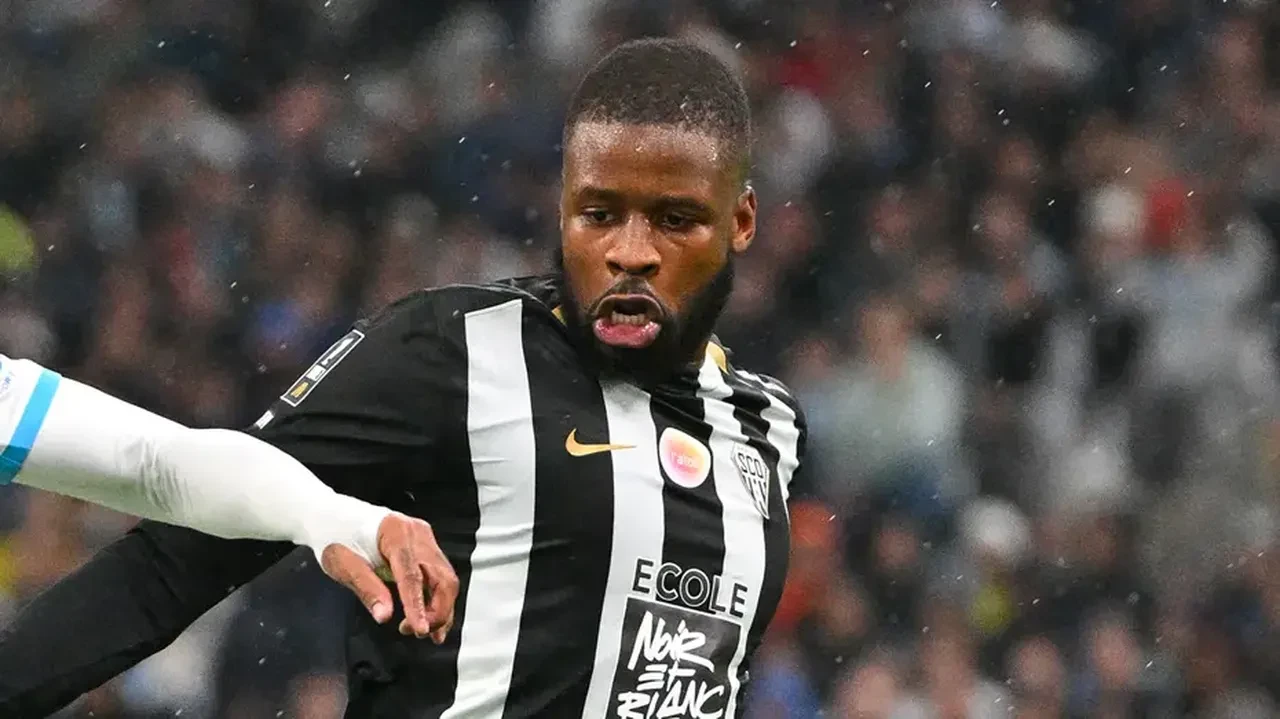 Galatasaray'a Fransa'dan 22'lik savunmacı! Cimbom'a gelmeye sıcak bakıyor