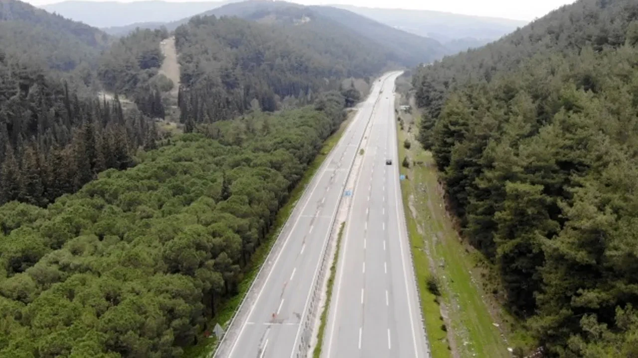 İstanbul-İzmir Otoyolu'nda heyelan! Her iki yön trafiğe kapatıldı