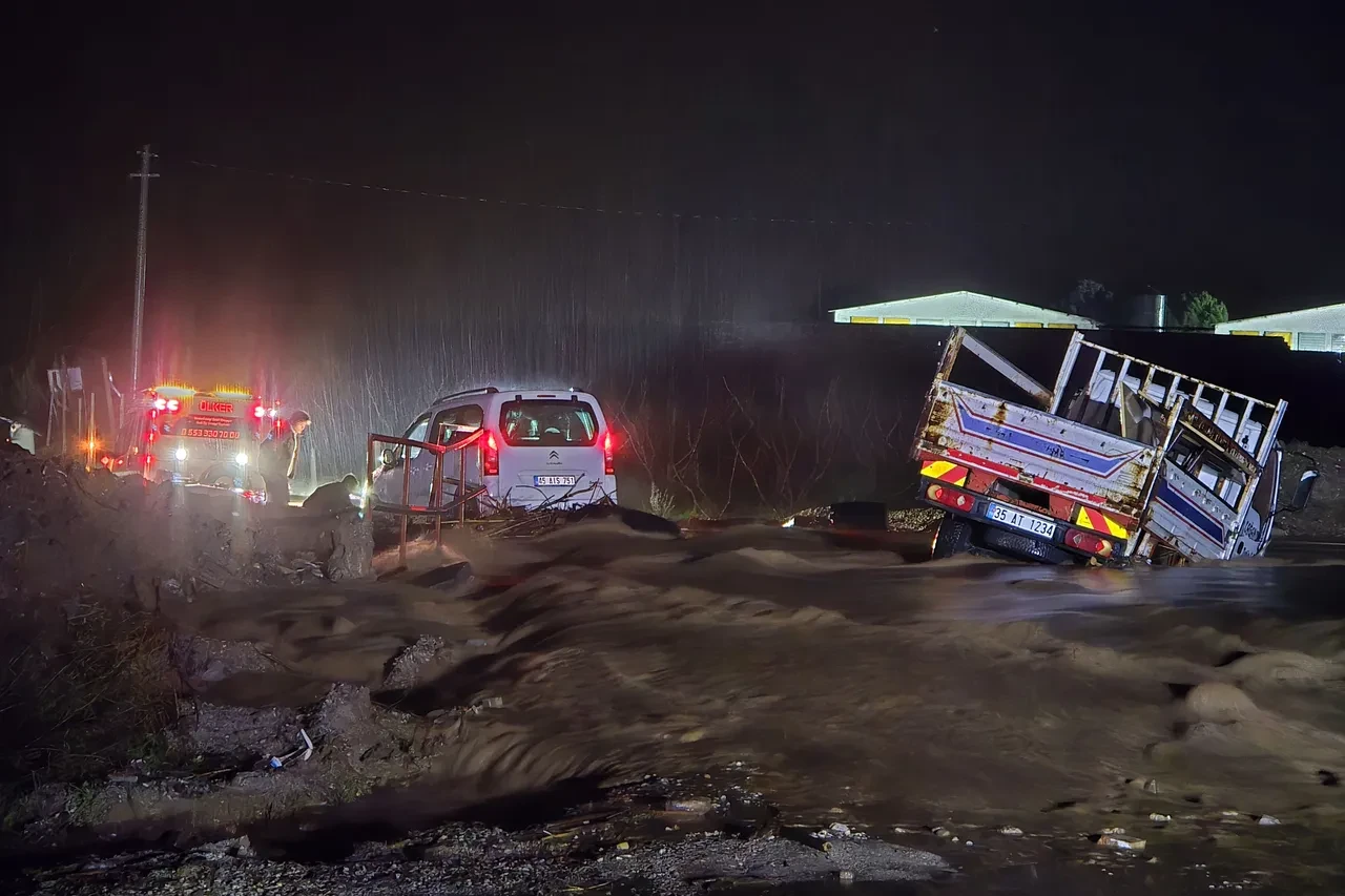 İstanbul-İzmir Otoyolu'nda heyelan! Her iki yön trafiğe kapatıldı
