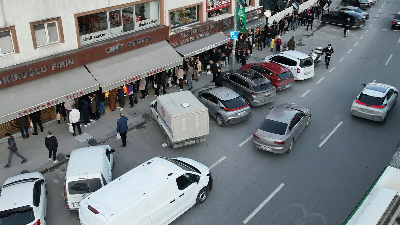 İstanbul'da ilk iftar öncesinde uzun pide kuyruğu kamerada