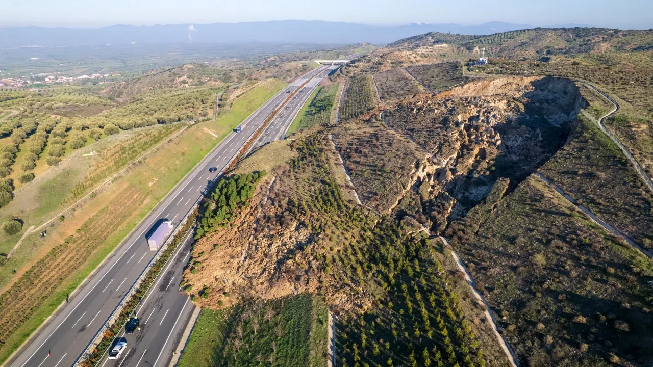 İzmir - İstanbul otoyolunda heyelan! Ulaşım tek yönden sağlanıyor 