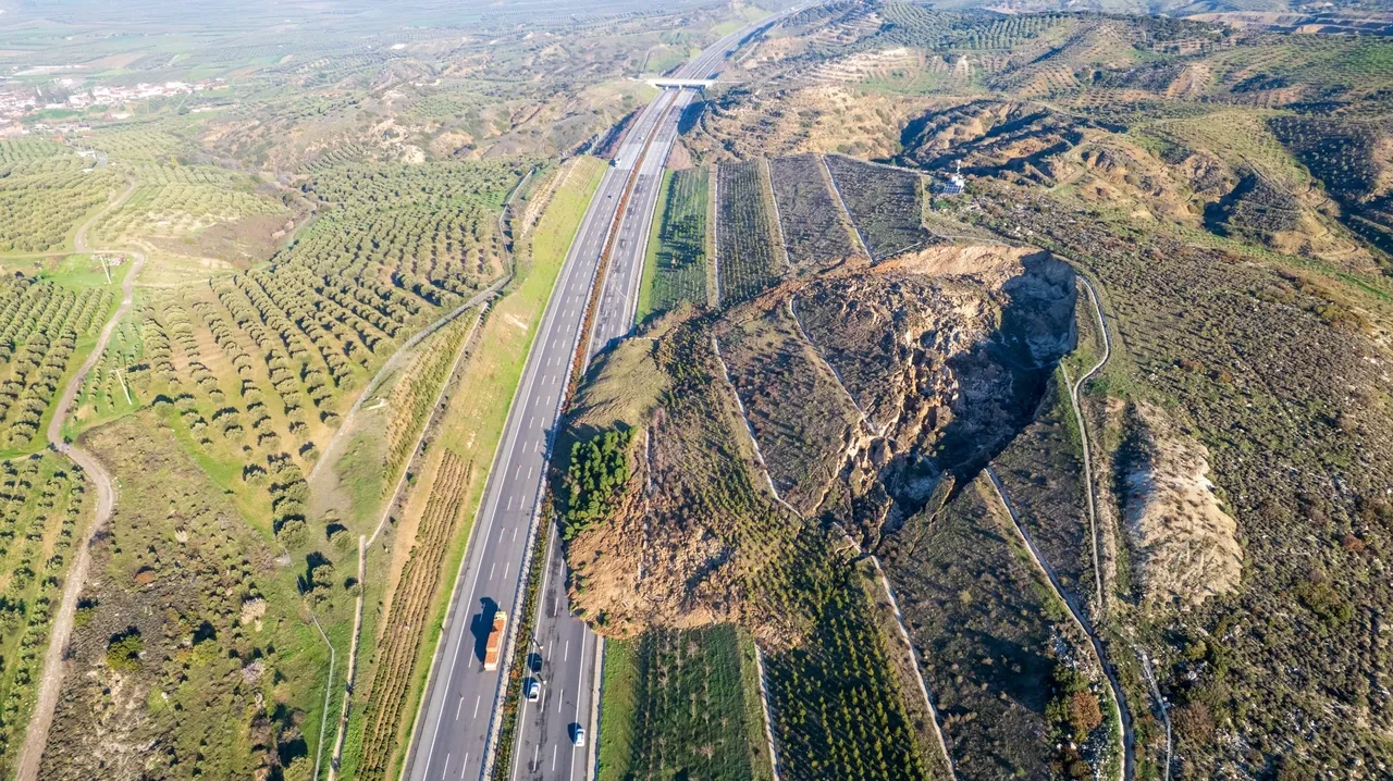 İzmir - İstanbul otoyolunda heyelan! Ulaşım tek yönden sağlanıyor 