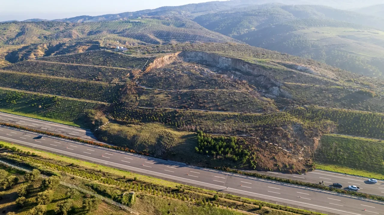 İzmir - İstanbul otoyolunda heyelan! Ulaşım tek yönden sağlanıyor 