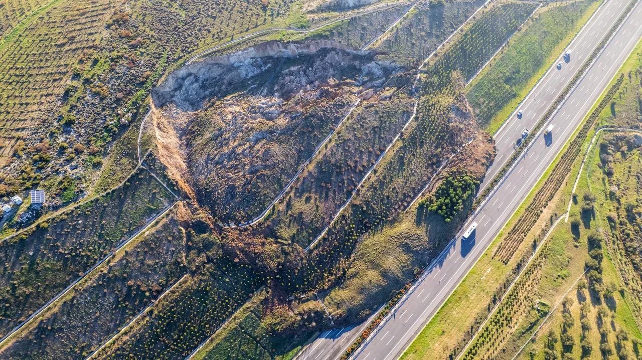 İzmir - İstanbul otoyolunda heyelan! Ulaşım tek yönden sağlanıyor 