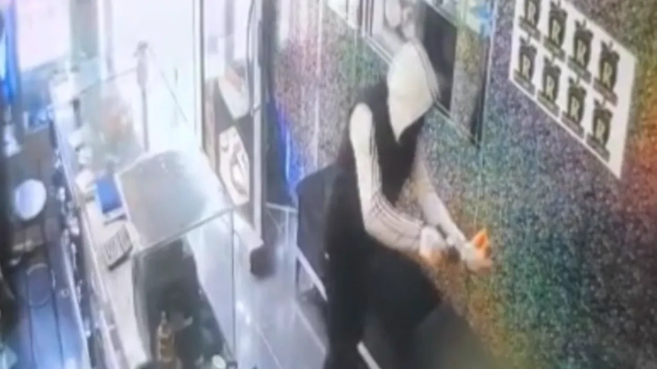 Kuyumcu soygunu kamerada! Maskeli hırsızlar 1 kilo altın çaldılar