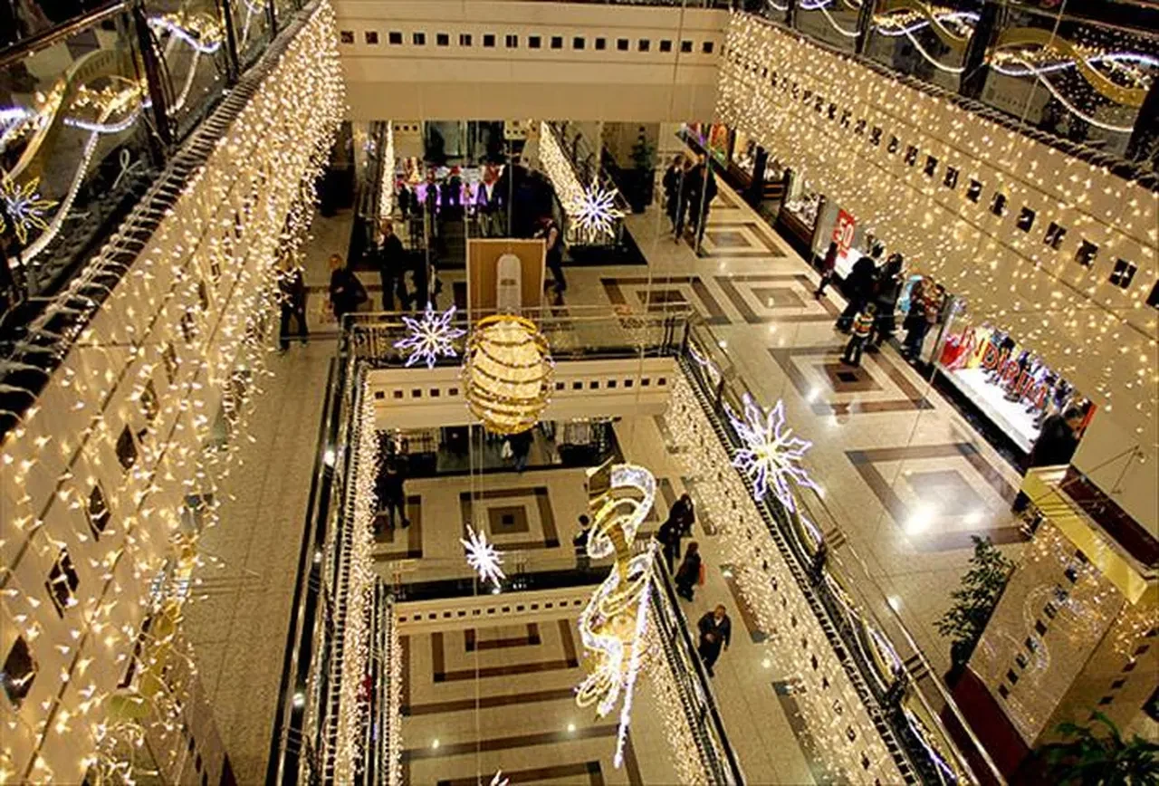 Lüks marka devi zorda! En az 100 mağaza kapatacak 