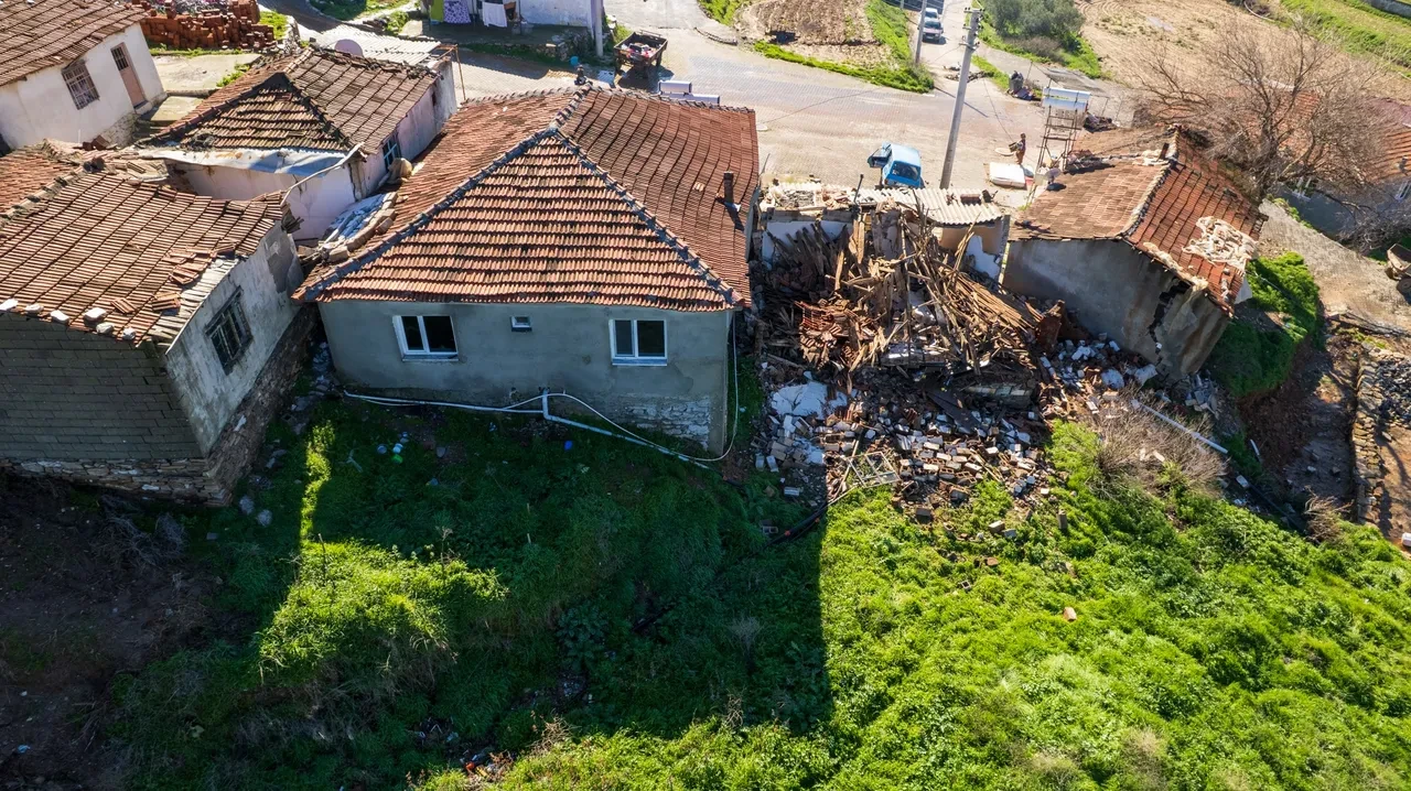 Manisa'da heyelan paniği! 7 ev kullanılamaz hale geldi