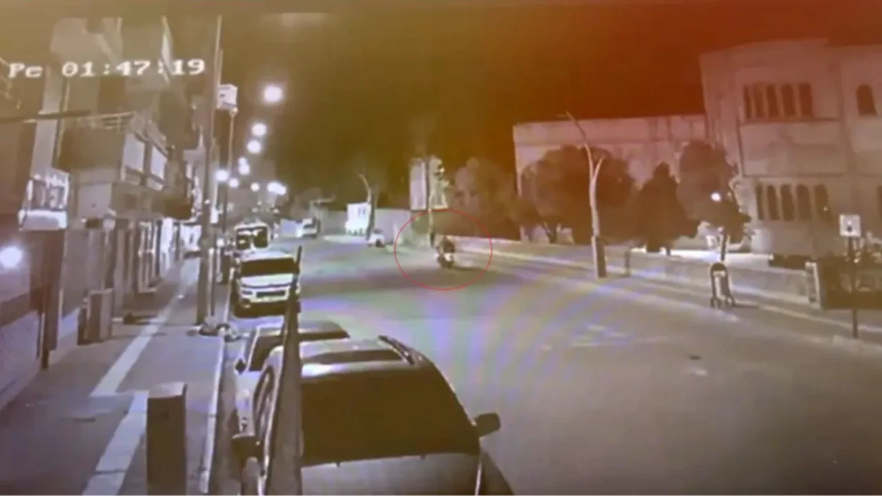 Mardin’de korkunç kaza! Motosikletin kadına çarpma anı kamerada