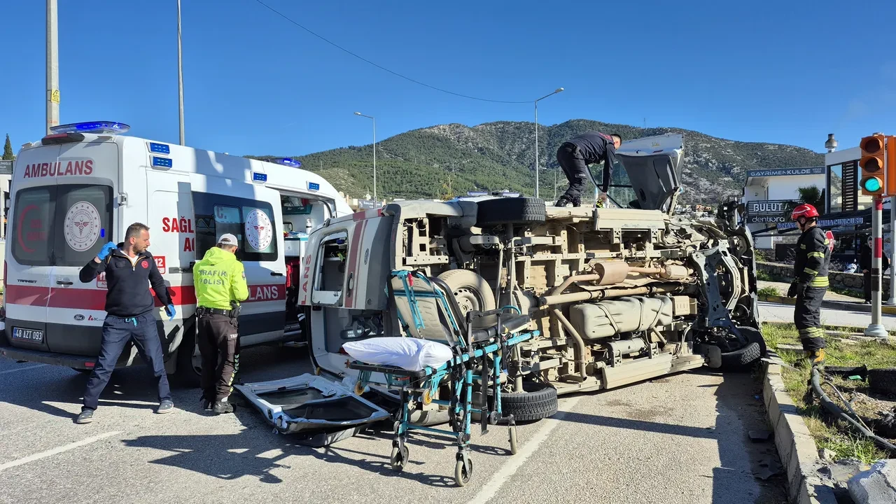 Muğla'da korkutan ambulans kazası