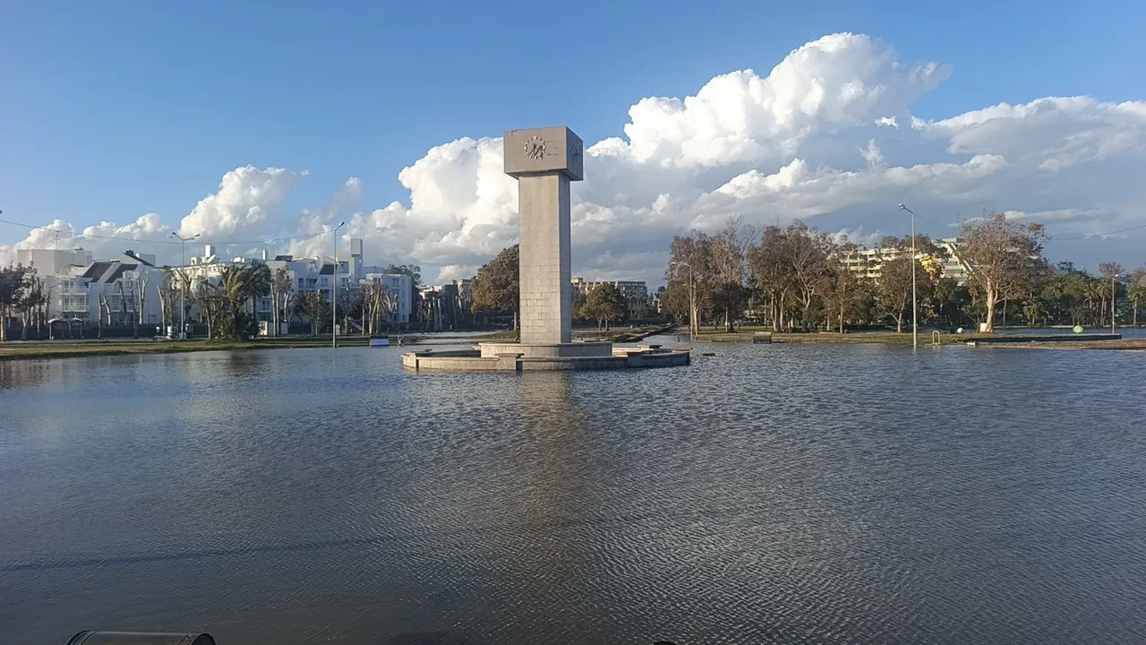 Önce baraj kapakları açıldı, ardından fırtına vurdu! Gölle deniz birleşti