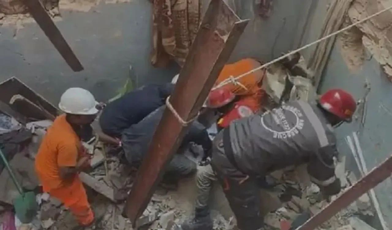 Pakistan'da apartman havaya uçtu! Çok sayıda ölü var