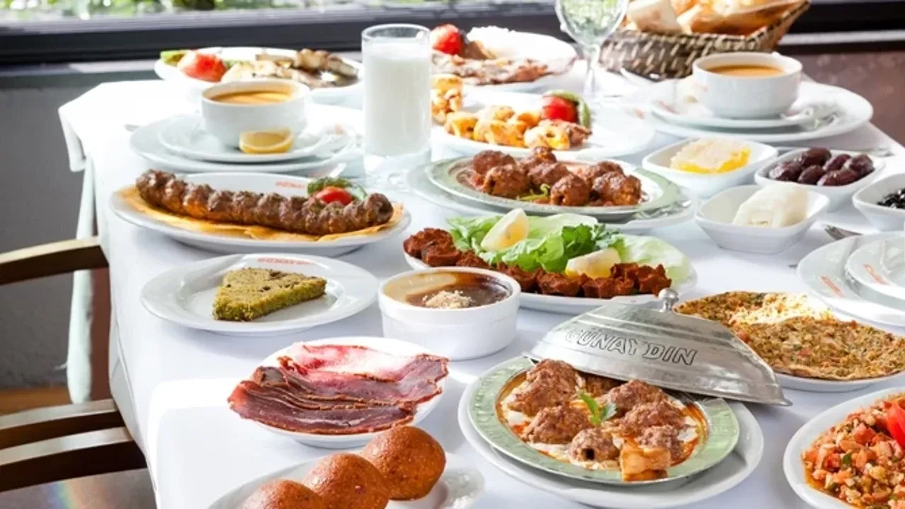 Sağlık Bakanlığı ilk iftar öncesi oruçlu vatandaşları uyardı! İşte sofrada olmaması gerekenler