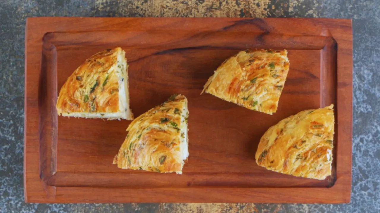 Sahur için glutensiz pirinç yufkasından yapılan kıymalı börek tarifi!