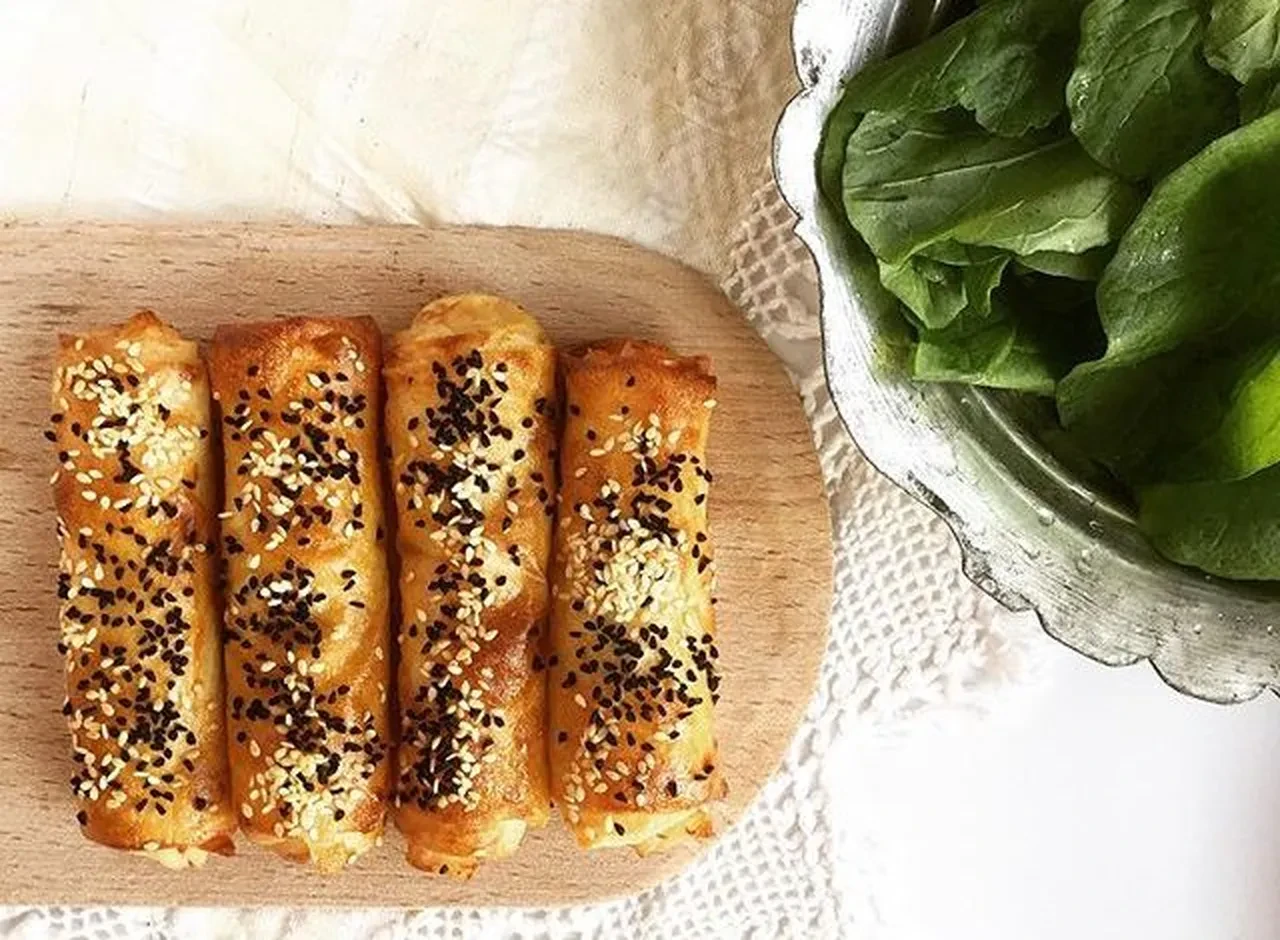 Sahur için glutensiz pirinç yufkasından yapılan kıymalı börek tarifi!