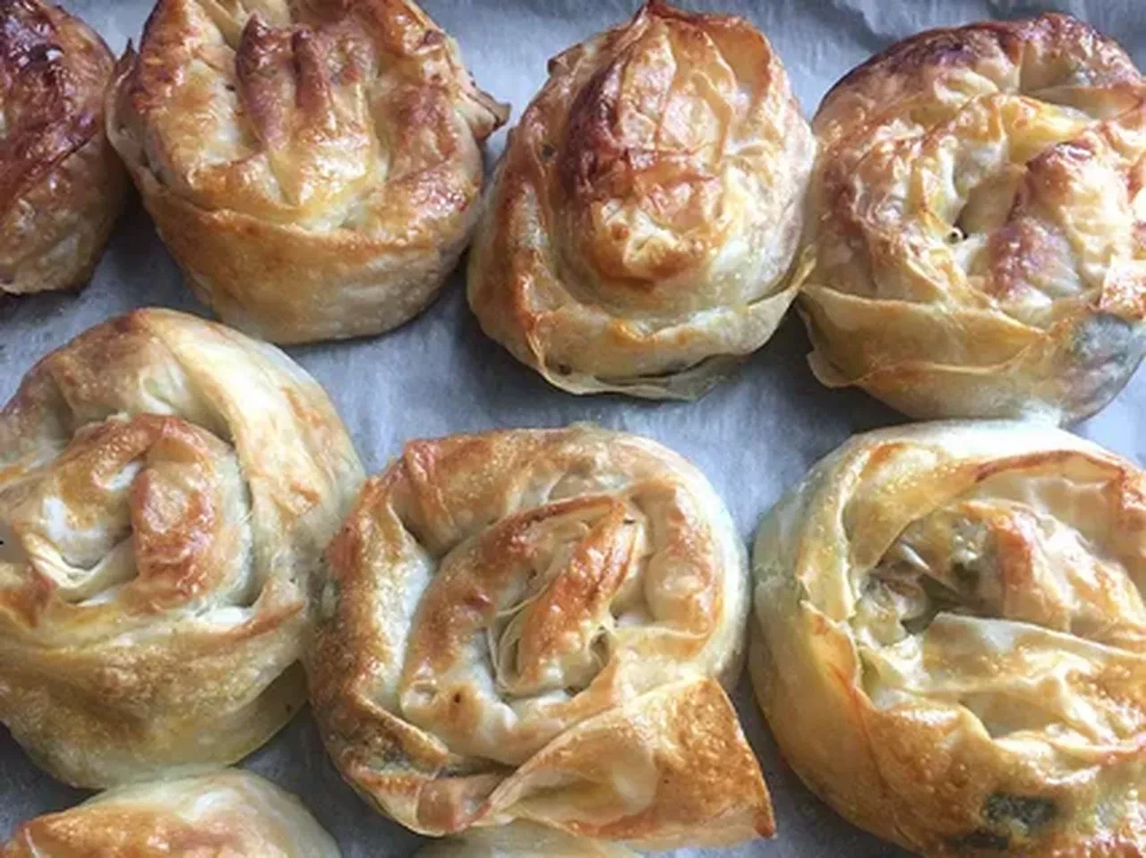 Sahur için glutensiz pirinç yufkasından yapılan kıymalı börek tarifi!