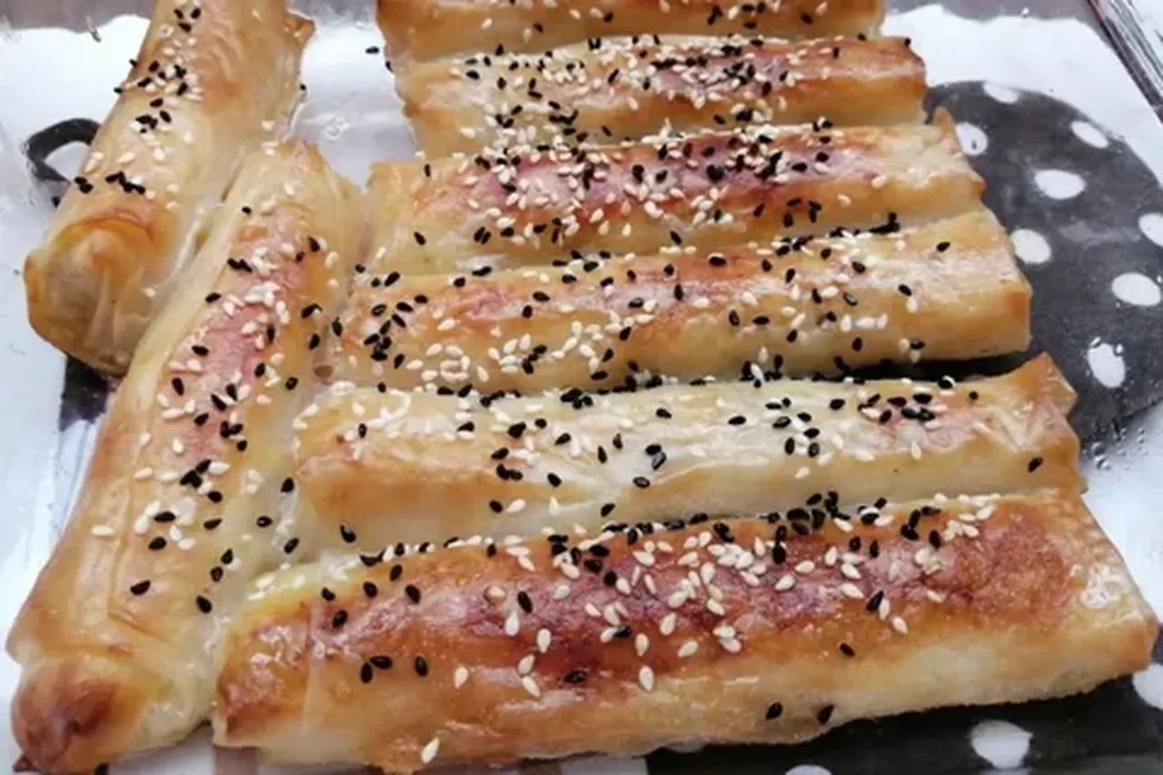 Sahur için glutensiz pirinç yufkasından yapılan kıymalı börek tarifi!