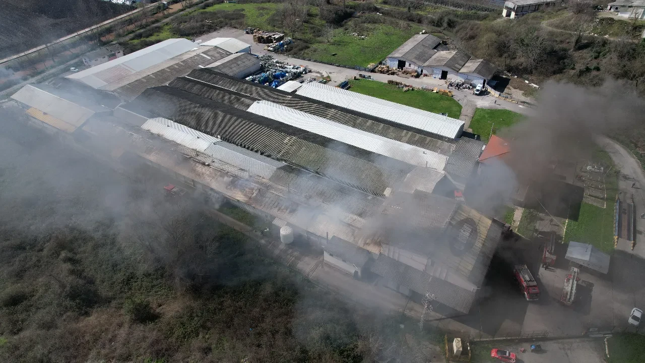 Sakarya'da şekerleme fabrikasında korkutan yangın: Ekipler seferber oldu!