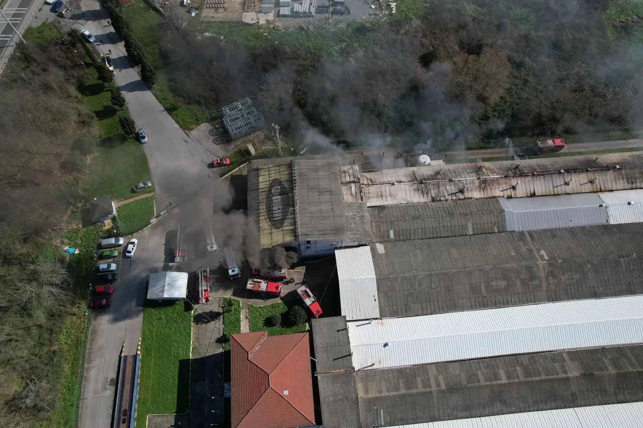 Sakarya'da şekerleme fabrikasında korkutan yangın: Ekipler seferber oldu!