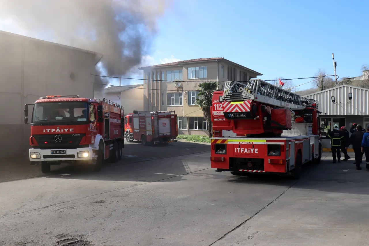 Sakarya'da şekerleme fabrikasında korkutan yangın: Ekipler seferber oldu!