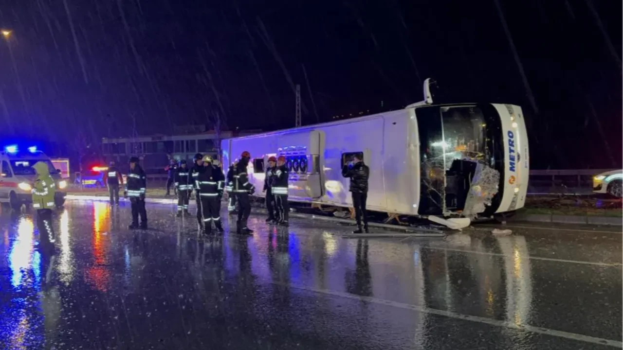 Samsun'da yolcu otobüsü karşı şeride girip devrildi: 7 yaralı