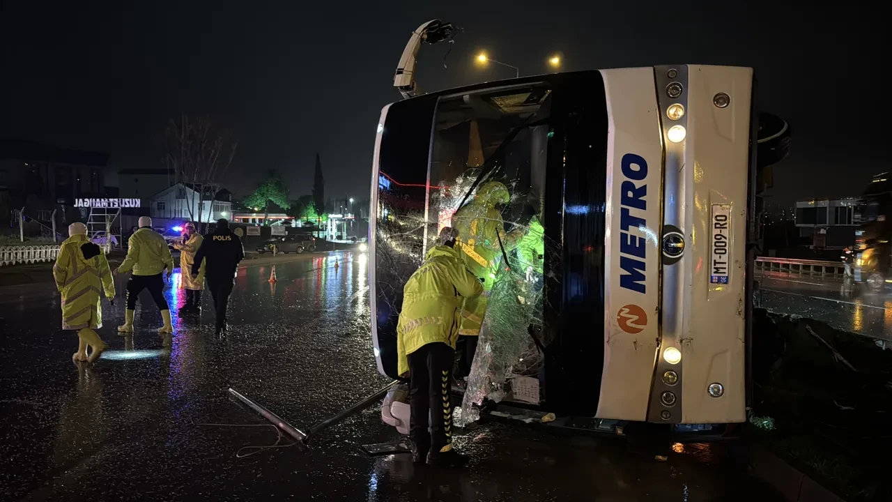 Samsun'da yolcu otobüsü karşı şeride girip devrildi: 7 yaralı