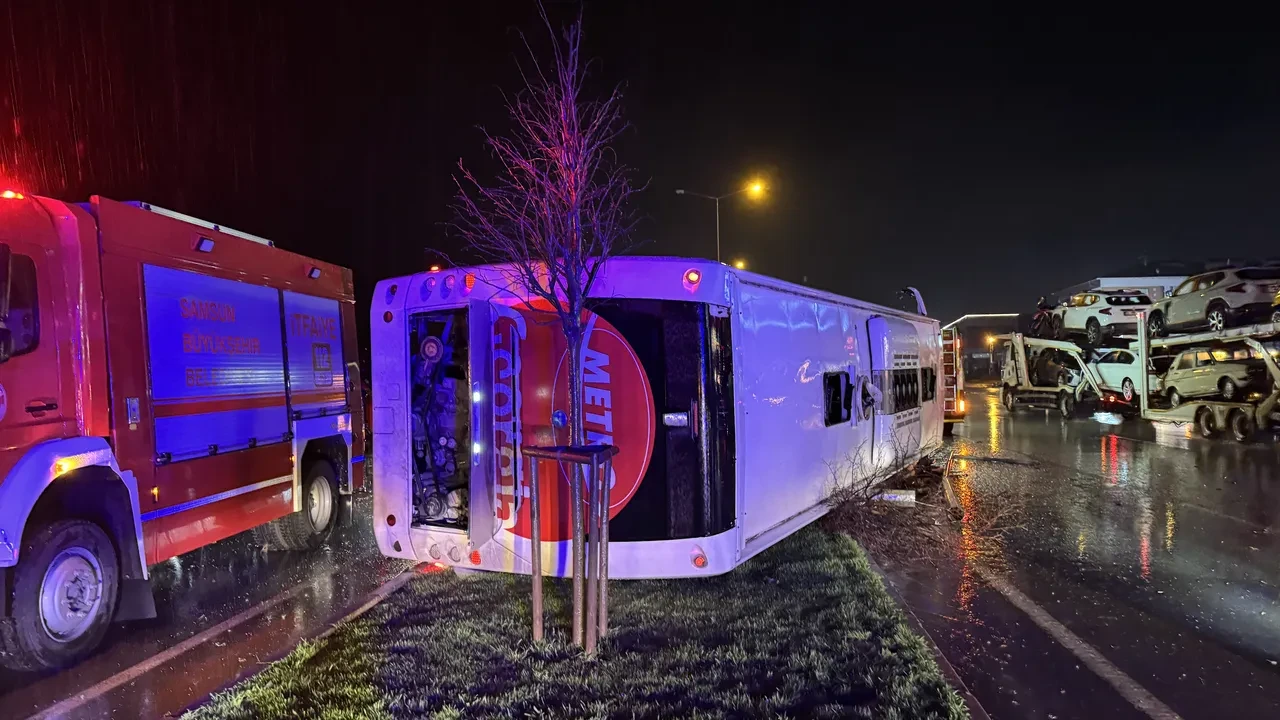 Samsun'da yolcu otobüsü karşı şeride girip devrildi: 7 yaralı