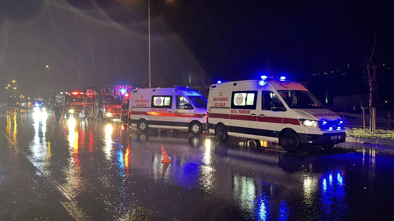 Samsun'da yolcu otobüsü karşı şeride girip devrildi: 7 yaralı