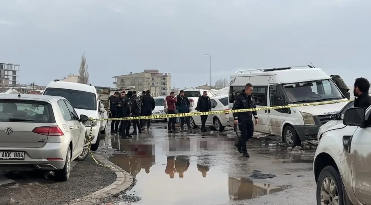 Silah sesiyle birlikte herkes sokağa çıktı! 23 yaşındaki genci görenler dehşete düştü