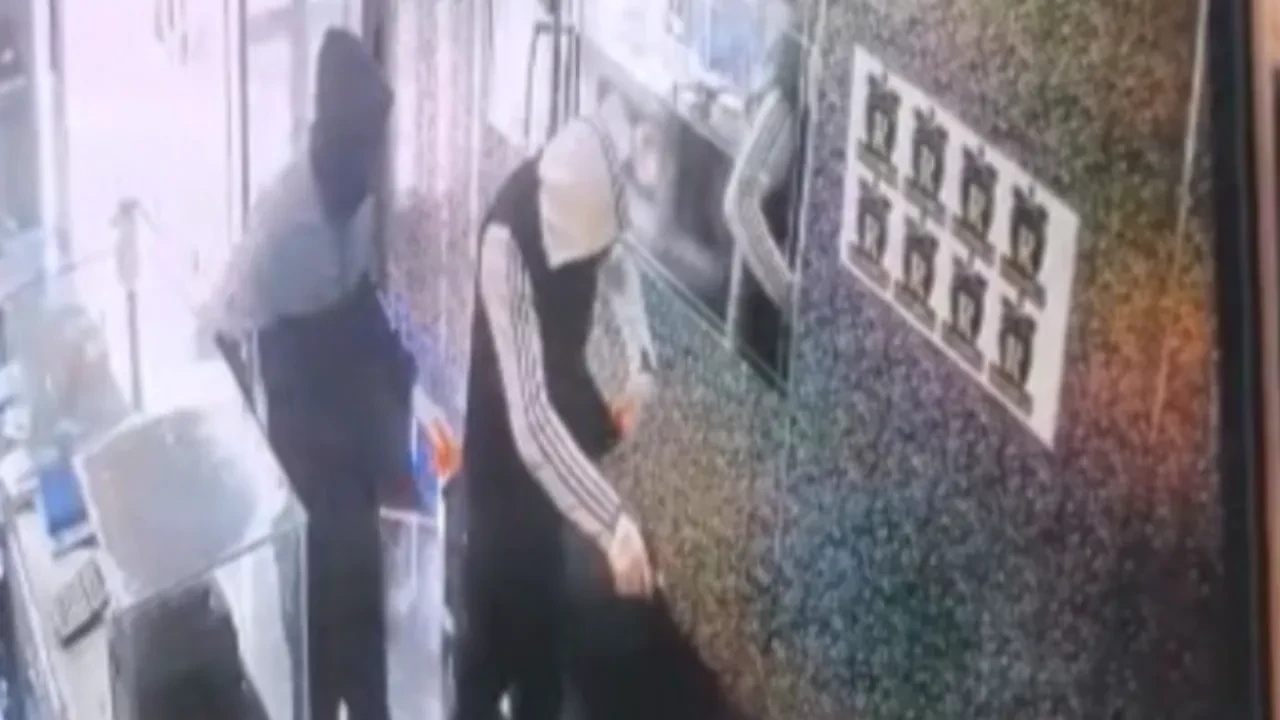 Silahlı ve masketli soyguncular kuyumcuyu böyle soydu! Hırsızlık anları güvenlik kamerasında