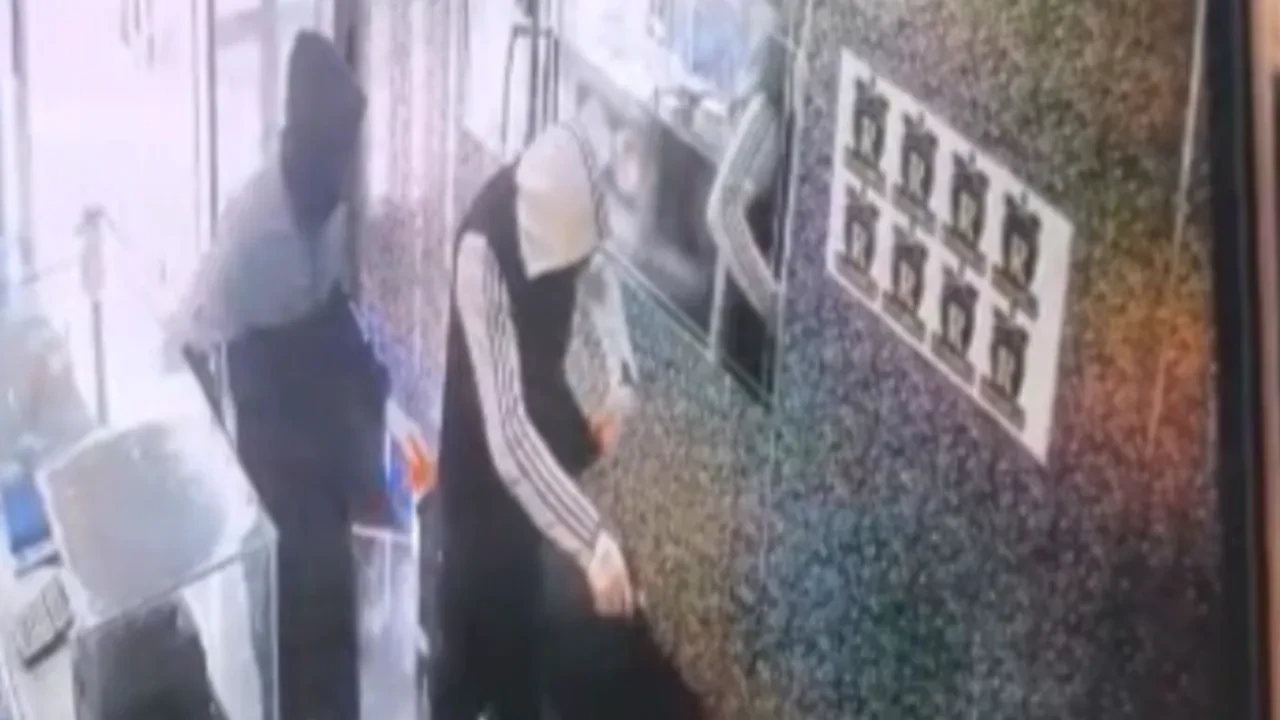 Silahlı ve masketli soyguncular kuyumcuyu böyle soydu! Hırsızlık anları güvenlik kamerasında