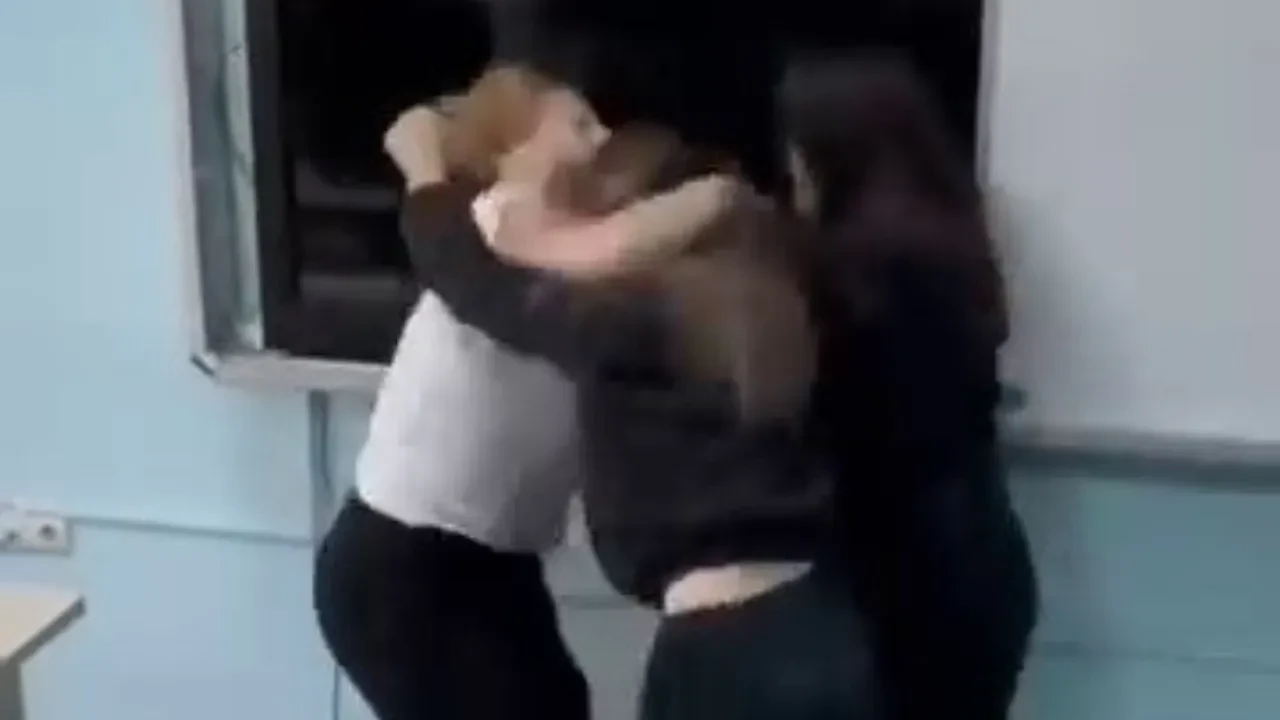 Sınıfta saç saça baş başa kavga ettiler! 3 öğrencinin uzaklaştırma cezası aldığı kavga cep telefonu kamerasına yansıdı