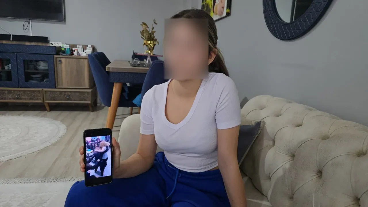 Sınıfta saç saça baş başa kavga ettiler! 3 öğrencinin uzaklaştırma cezası aldığı kavga cep telefonu kamerasına yansıdı