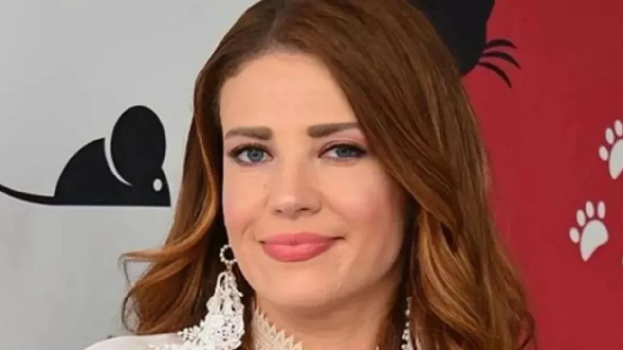 Sunucu Esra Sönmezer'den temizlik görevlilerinin ücretlerine sitem! Sözleri tepki topladı