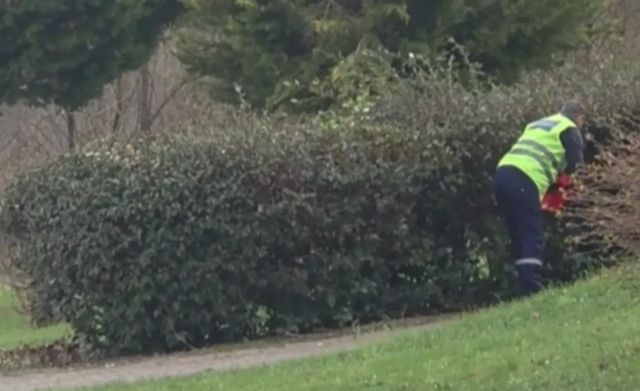 Temizlik işçisinin yaptığı hareket görenleri duygulandırdı! 